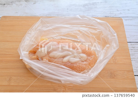 雞胸肉和鹹米麥芽 雞胸肉和鹹米麥芽 137659540