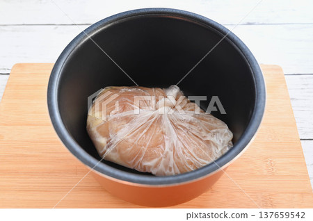 Chicken breast marinated in salted rice malt in a rice cooker 137659542