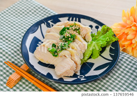 鮮嫩多汁的蒸雞 鮮嫩多汁的蒸雞 137659546