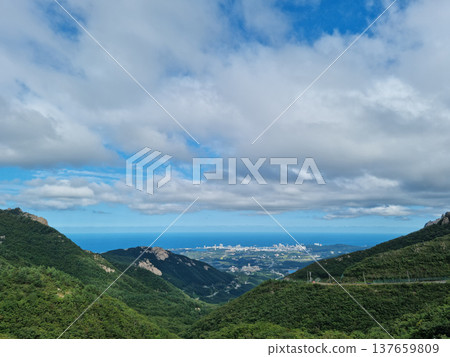 This is the scenery of Seorak Mountain, South Korea. 137659809