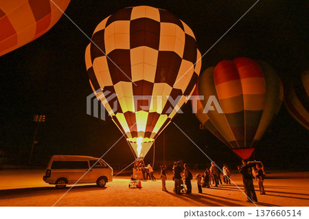 [Shiga] Lake Biwa Higashiomi Balloon Festival: Colorful balloons lit up with flames, a truly beautiful sight 137660514