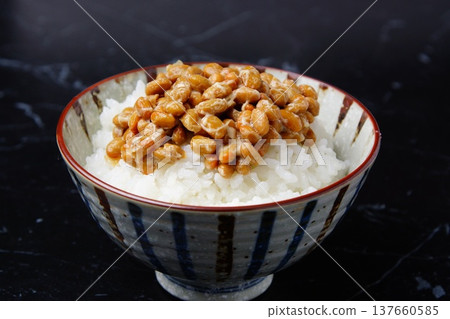 早餐吃納豆飯 137660585