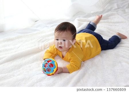 一個9個月大的嬰兒在玩玩具 一個9個月大的嬰兒在玩玩具 137660809