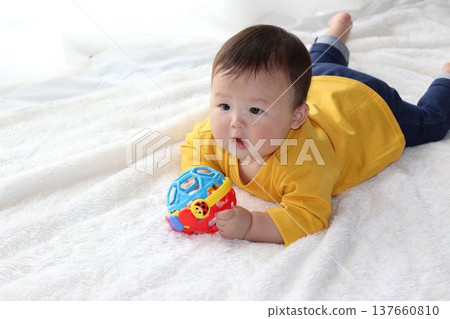 一個9個月大的嬰兒在玩玩具 一個9個月大的嬰兒在玩玩具 137660810
