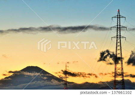 美麗的日落和富士山，與藍天形成鮮明的對比。 137661102