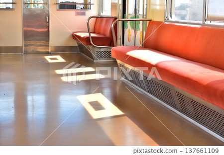 陽光照射進來,在大遊山線的地板上投射出一個窗戶形狀的太陽。 陽光照射進來,在大遊山線的地板上投射出一個窗戶形狀的太陽。 137661109