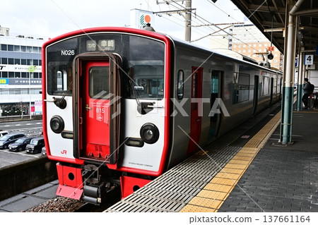 JR九州815系列車的特點是其獨特的紅色車頭設計。 JR九州815系列車的特點是其獨特的紅色車頭設計。 137661164