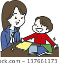 孩子向媽媽展示他的新課本。 137661173