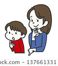 母親和孩子認真地聽著。 137661331