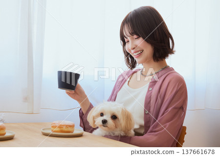 一位女士與她的馬爾濟斯犬在咖啡館的時光:咖啡與甜點相伴的寵物生活 一位女士與她的馬爾濟斯犬在咖啡館的時光:咖啡與甜點相伴的寵物生活 137661678