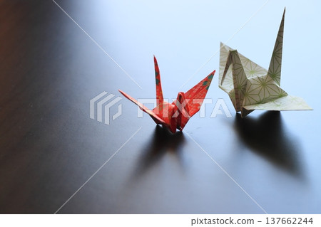 Folded paper crane 137662244