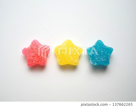 白色背景上的彩色星狀軟糖 白色背景上的彩色星狀軟糖 137662265
