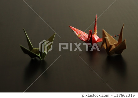 Folded paper crane 137662319