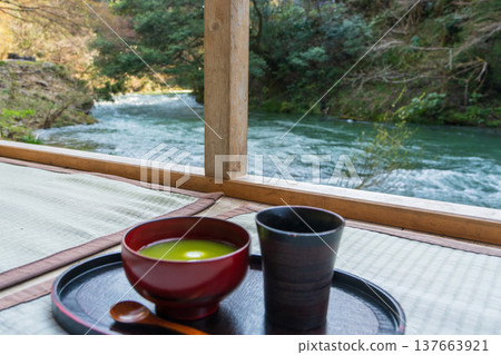 榻榻米上的抹茶與河景(日本文化) 榻榻米上的抹茶與河景(日本文化) 137663921