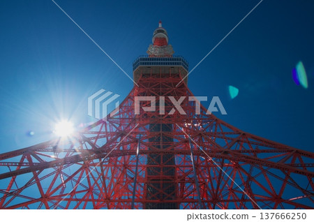 白天，東京鐵塔在蔚藍的天空映襯下格外醒目，這座充滿活力的紅白地標象徵日本首都東京。 137666250
