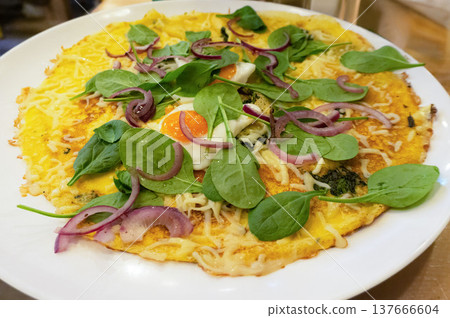 荷蘭式煎餅早午餐：咖啡廳風格的菜餚，配上雞蛋、菠菜和紅洋蔥。 137666604