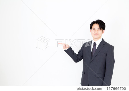 穿西裝的中年男性商人 穿西裝的中年男性商人 137666700
