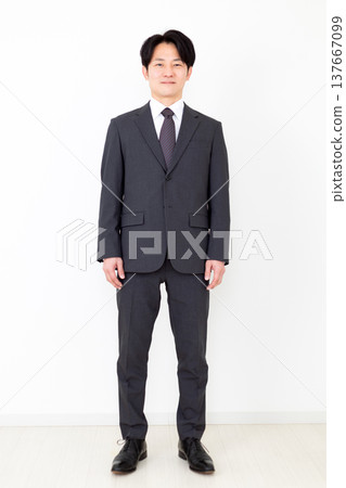 穿西裝的中年男性商人 穿西裝的中年男性商人 137667099