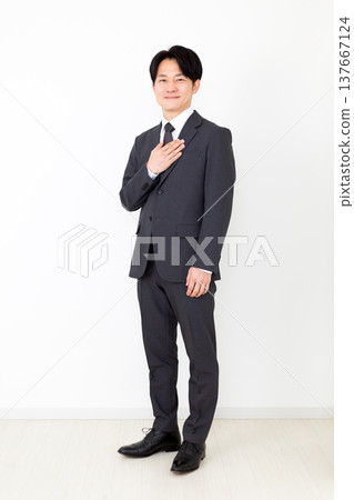 穿著西裝的中年男性商人將手放在胸前 137667124
