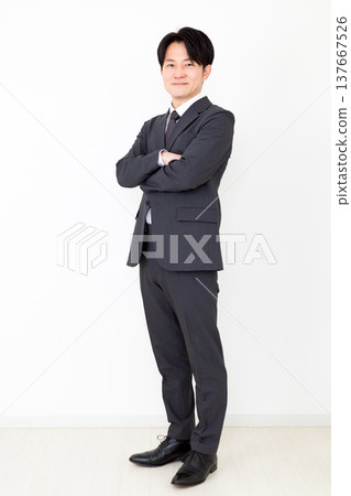 穿西裝的中年男性商人 穿西裝的中年男性商人 137667526