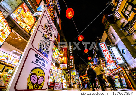 A new urban landscape in Yokohama, Japan. Three requests from Yokohama Chinatown... Signs such as "Please do not eat in front of other shops" have appeared. A new urban landscape in Yokohama, Japan. Three requests from Yokohama Chinatown... Signs such as "Please do not eat in front of other shops" have appeared. 137667897
