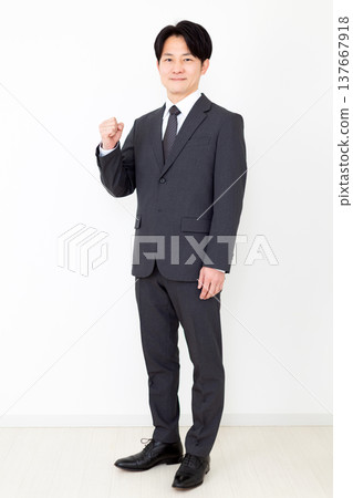 穿西裝的中年男性商人 穿西裝的中年男性商人 137667918