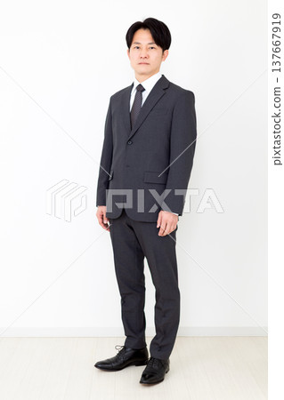 穿西裝的中年男性商人 穿西裝的中年男性商人 137667919
