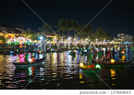 Night view along the Thu Bon River, Hoi An, Vietnam 137668043