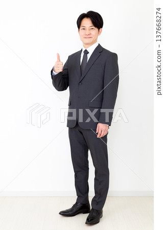 穿著西裝的中年男性商人豎起大拇指 137668274