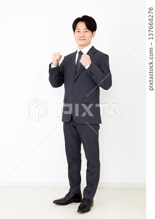 穿著西裝的中年男性商人揮拳 137668276