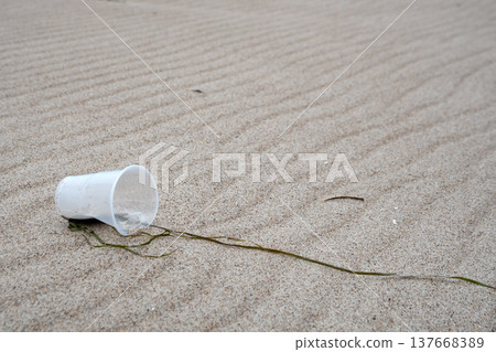 Plastic garbage 137668389