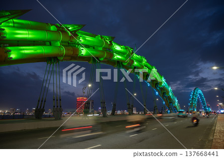 越南峴港龍橋和漢江的夜景 越南峴港龍橋和漢江的夜景 137668441