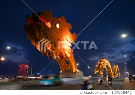 越南峴港龍橋和漢江的夜景 137668442