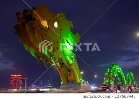 越南峴港龍橋和漢江的夜景 越南峴港龍橋和漢江的夜景 137668443