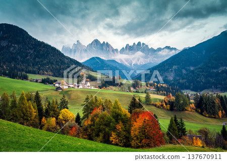Autumn landscape of Santa Maddalena village with Odle mountain range in Val di Funes, Dolomites, Italy 137670911