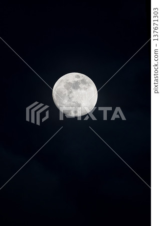 Full moon on a black sky background. Beautiful full moon in a dark night. Abstract wallpaper or background Full moon on a black sky background. Beautiful full moon in a dark night. Abstract wallpaper or background 137671303