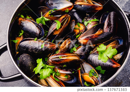 Delicious seafood mussels with sauce and parsley. 137671383