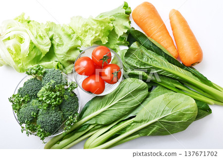 Fresh vegetables, dark green and yellow vegetables, green vegetables, healthy vegetables, colorful vegetables 137671702