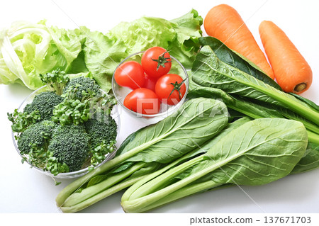 Fresh vegetables, dark green and yellow vegetables, green vegetables, healthy vegetables, colorful vegetables Fresh vegetables, dark green and yellow vegetables, green vegetables, healthy vegetables, colorful vegetables 137671703