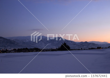 A rural landscape at dusk in winter (Minamiuonuma City, Niigata Prefecture) A rural landscape at dusk in winter (Minamiuonuma City, Niigata Prefecture) 137672441