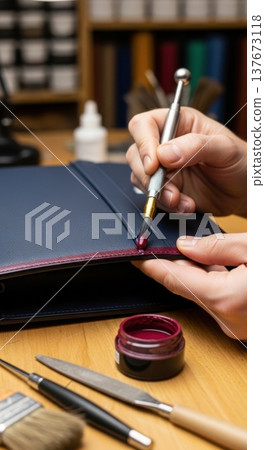 Professional Restoration of Luxury Vintage Leather Bag Edge Professional Restoration of Luxury Vintage Leather Bag Edge 137673118