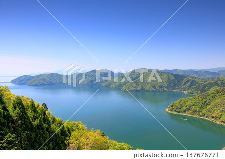 A magnificent view of Lake Biwa from the summit of Shizugatake. 137676771