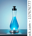 實驗室裡一個裝有發光藍色化學溶液的燒瓶：這是科學實驗和生物技術的概念。 137676777