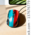 這款遊戲滑鼠採用獨特的紅藍雙色設計，非常適合個人化的電腦桌面設定。 137676779