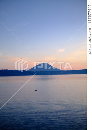 洞爺湖和日出 137677445