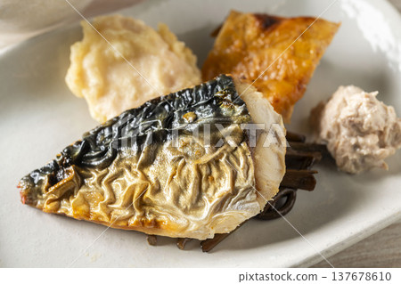 烤鯖魚:一道傳統的日本魚料理,套餐中包含美味的烤鯖魚。 烤鯖魚:一道傳統的日本魚料理,套餐中包含美味的烤鯖魚。 137678610