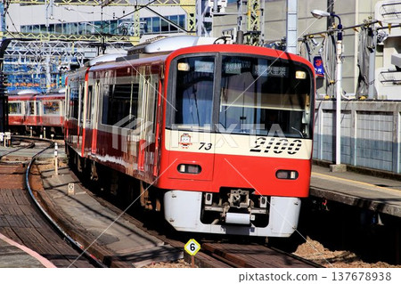 The red train speeds through Shinagawa-shuku... heading towards the Miura Peninsula [Keihin Kyuko 2100 series] 137678938