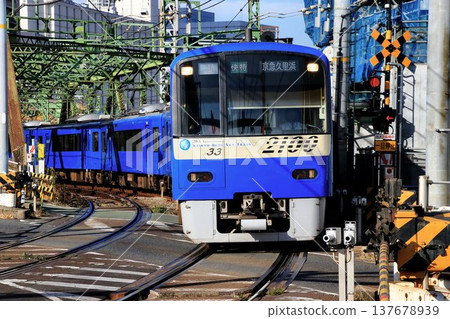 As the blue train speeds across the Yatsuyama Overpass, it heads towards the Miura Peninsula [Keihin Kyuko 2100 series] 137678939