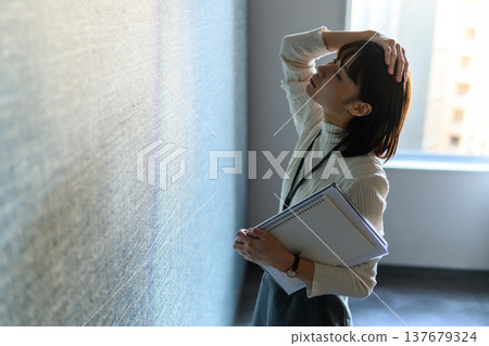 一名女子靠在牆上，雙手抱頭（電影劇照） 137679324