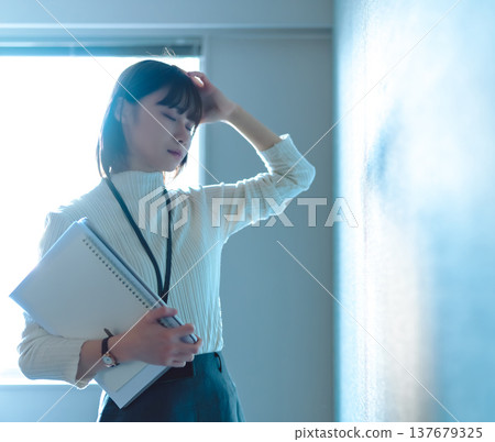 一位心事重重的女上班族在辦公室休息(電影感照片) 一位心事重重的女上班族在辦公室休息(電影感照片) 137679325